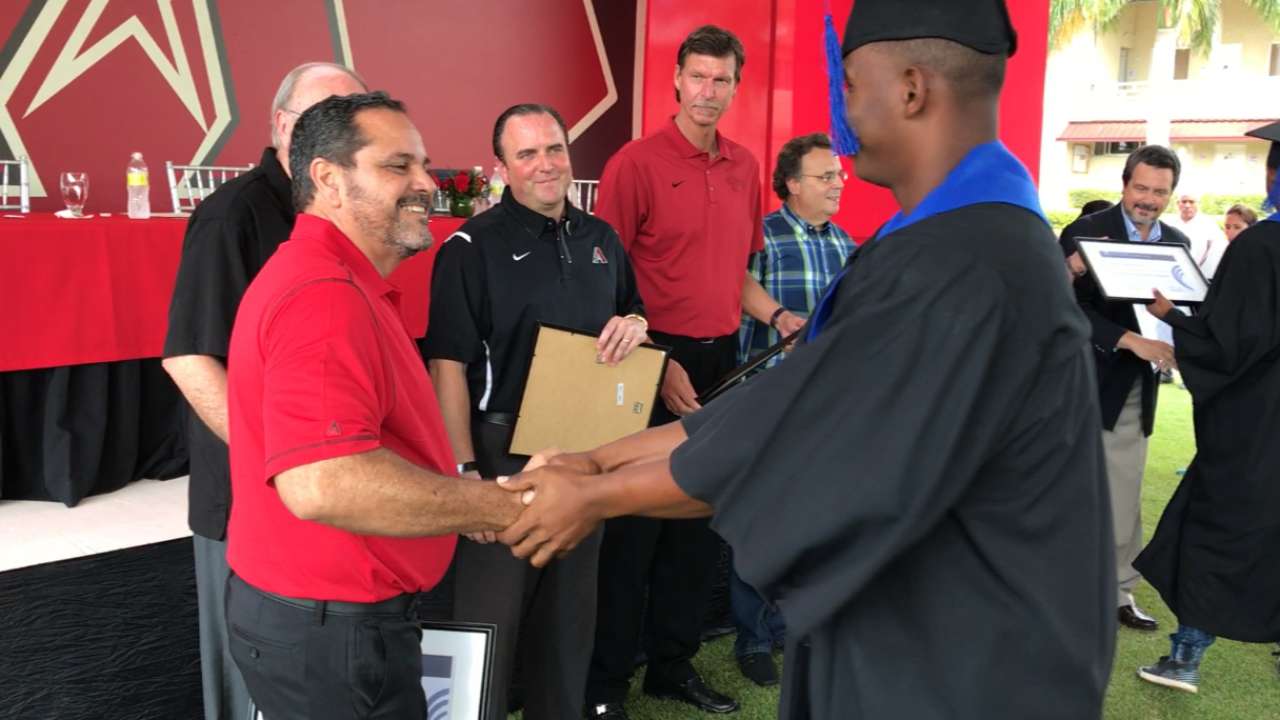 Seis prospectos se graduan en la academia de los D-backs en R.D.