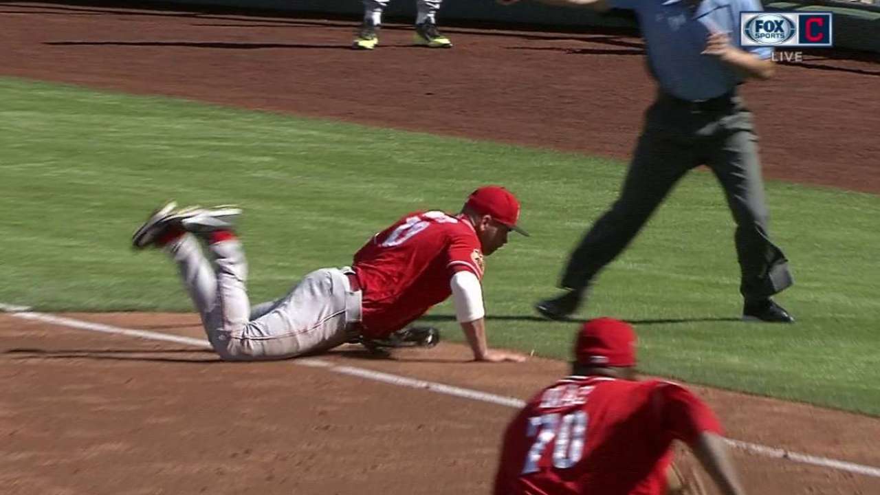 Votto makes diving stop