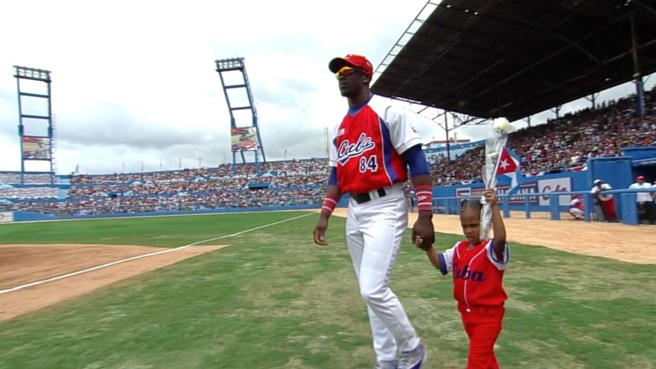 Cuban outfielder Garcia reports to Cards' camp