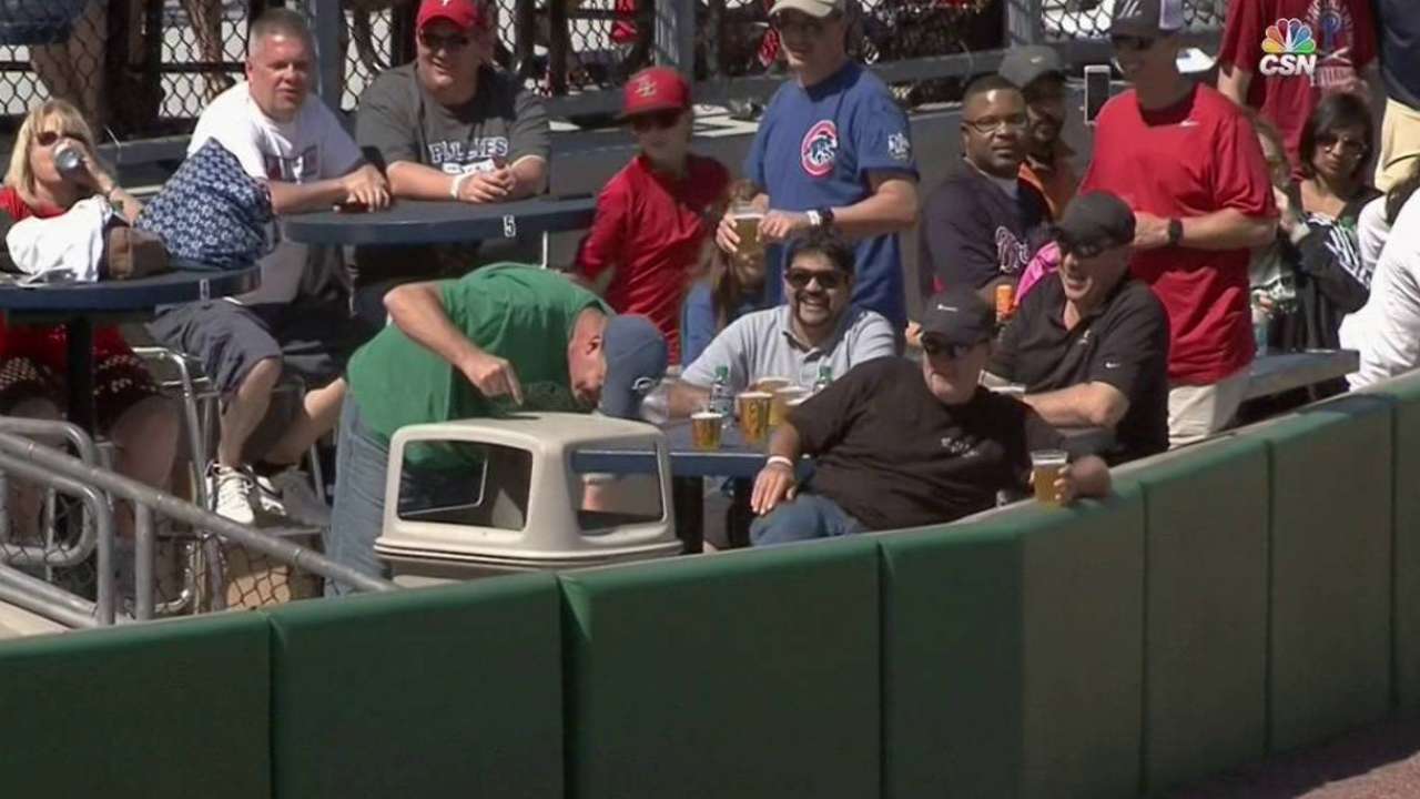 Batazo foul del dominicano Miguel Ángel Sanó cae en la basura