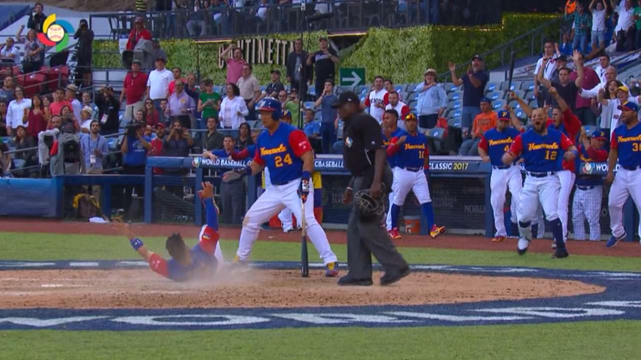 Venezuela vence a Italia en el 10mo y se mantiene con vida en el Clásico Mundial