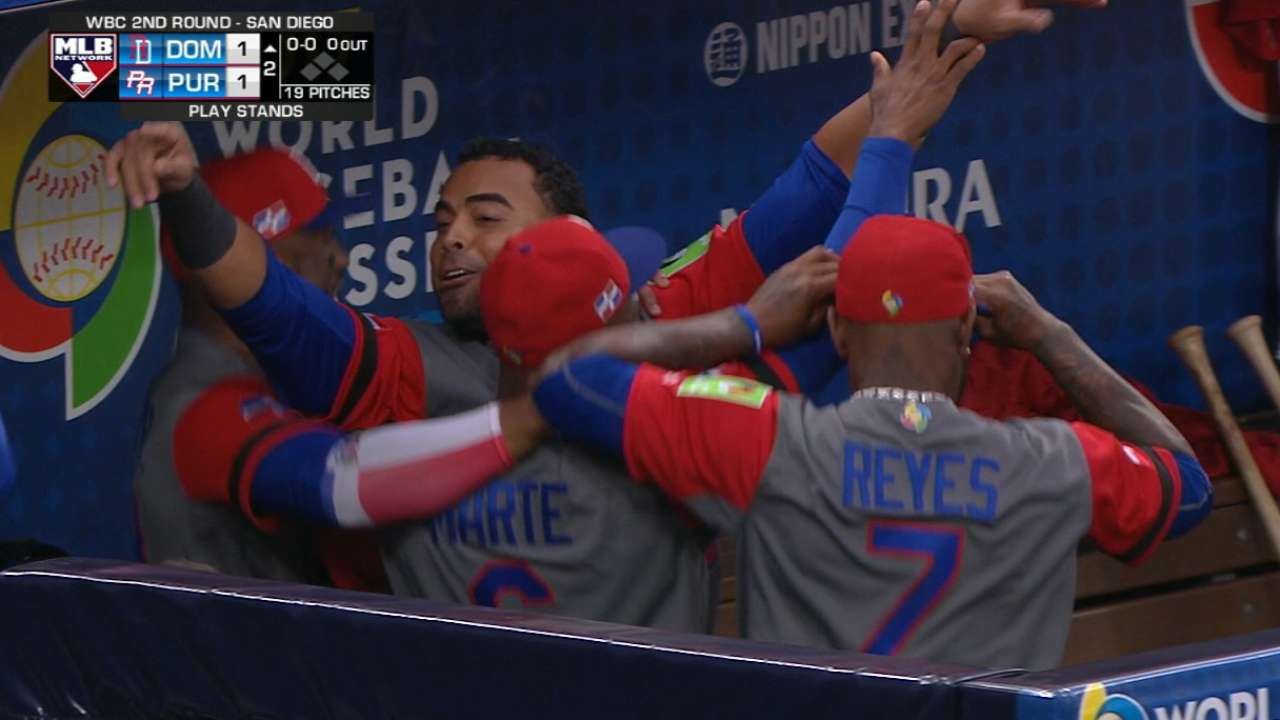Los árbitros confirman un HR de Nelson Cruz al ver la repetición