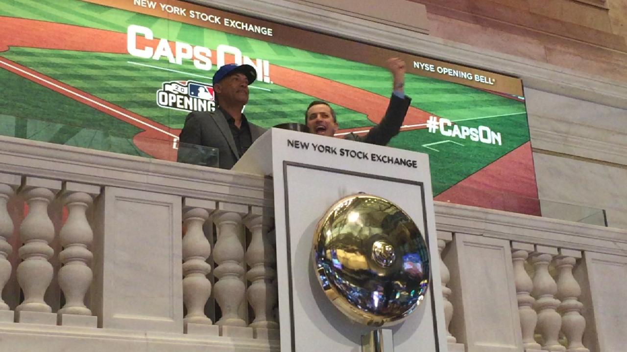 Roberto Alomar suena la campana en la Bolsa de Valores de Nueva York