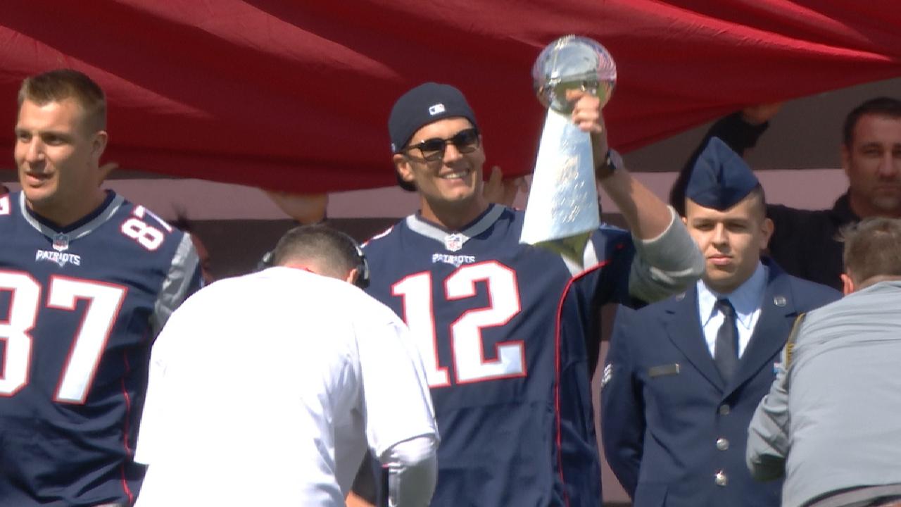 Tom Brady tosses out first pitch