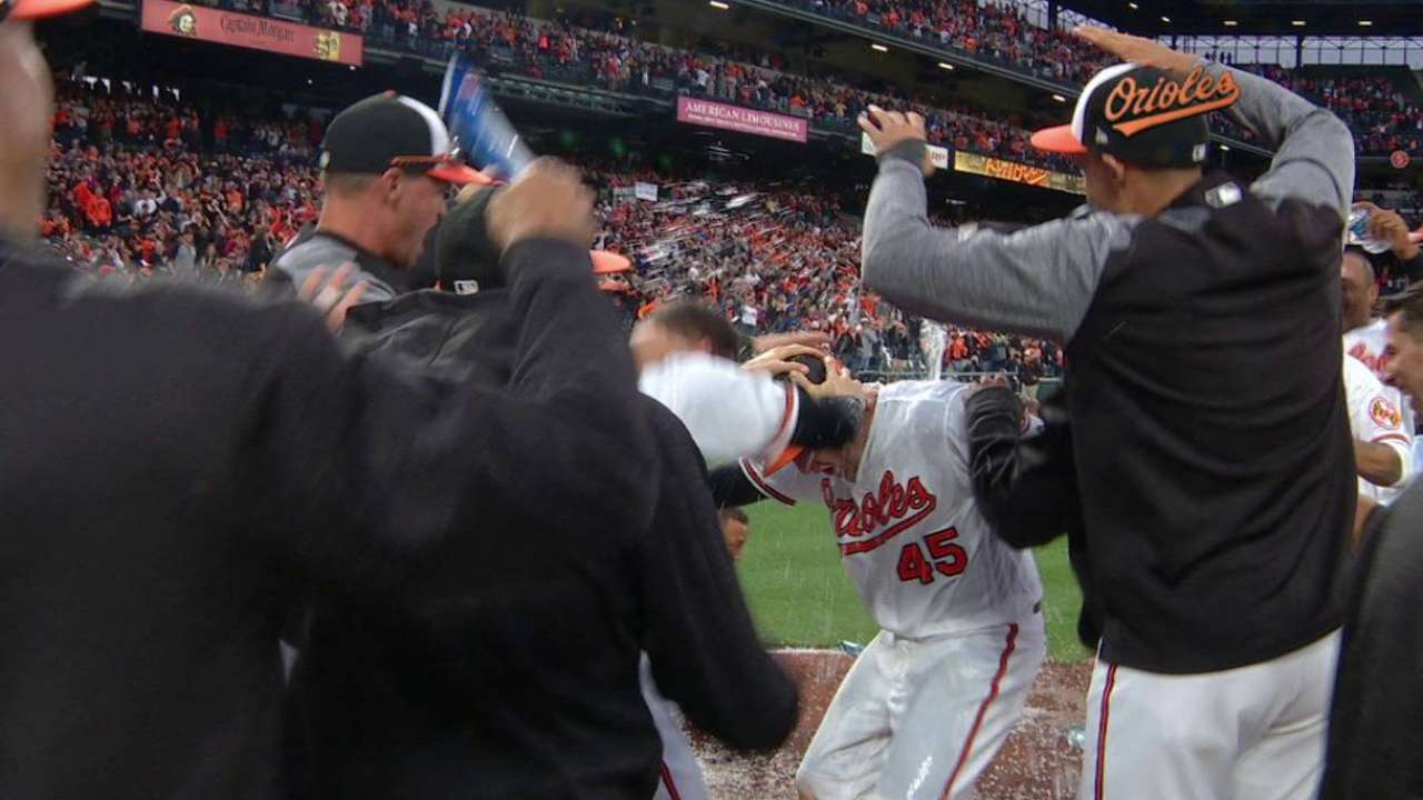Orioles vencen a Azulejos con jonrón de Trumbo en la 11ma