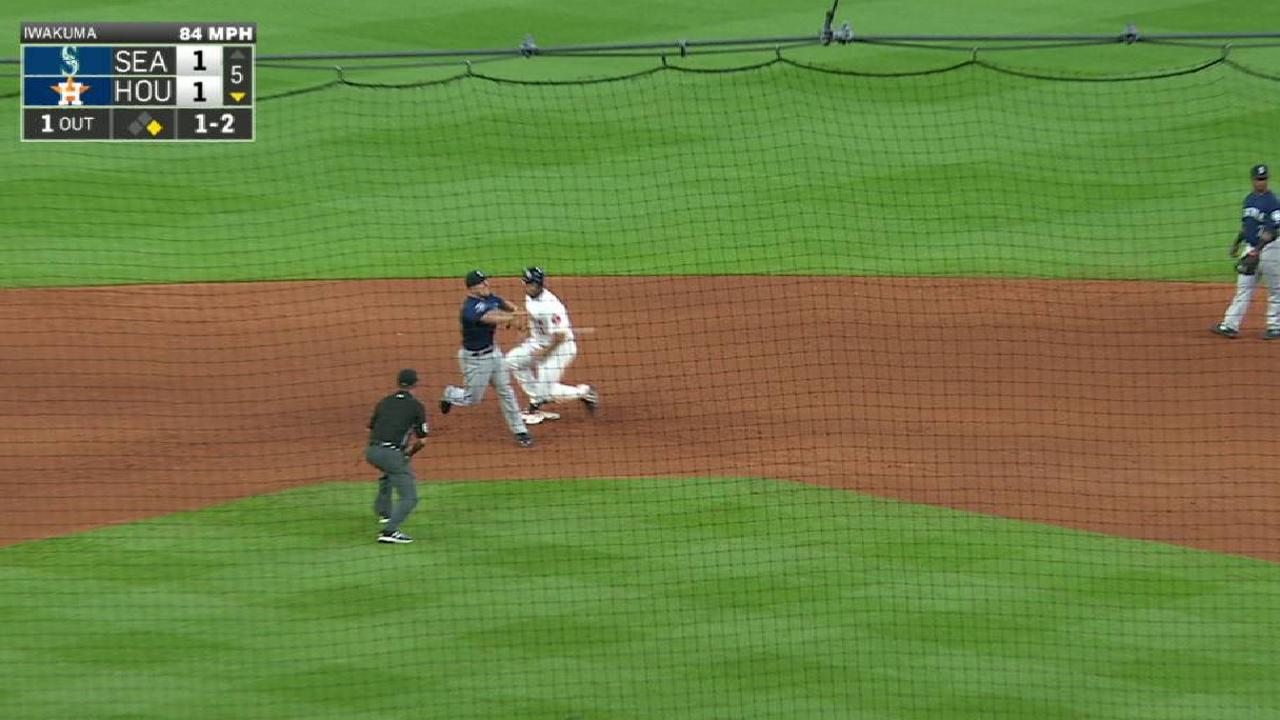 Iwakuma shows vintage form in tough-luck loss