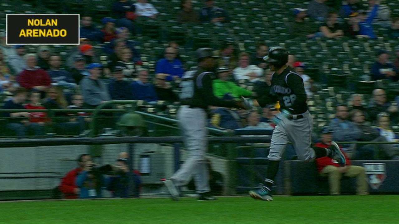 Senzatela y Arenado guiaron a Rockies en Milwaukee