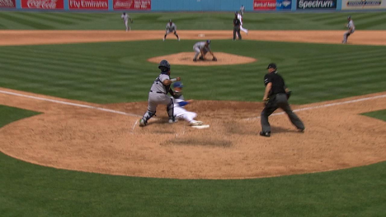 Hernandez scores on double steal