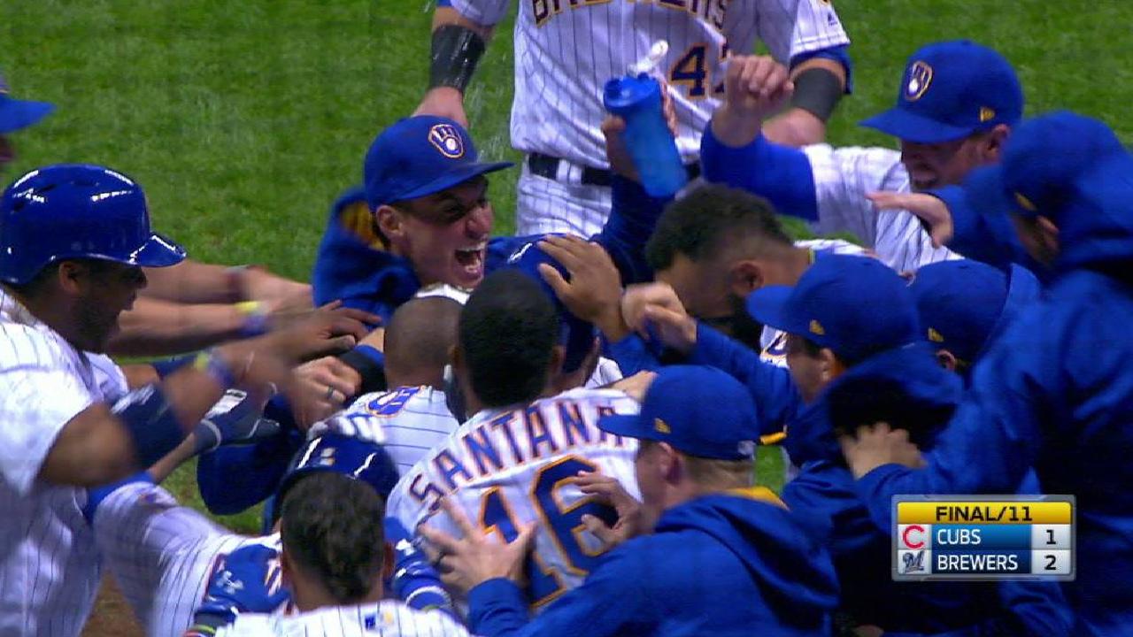 Cerveceros dejan tendidos a Cachorros con wild pitch en la 11ma