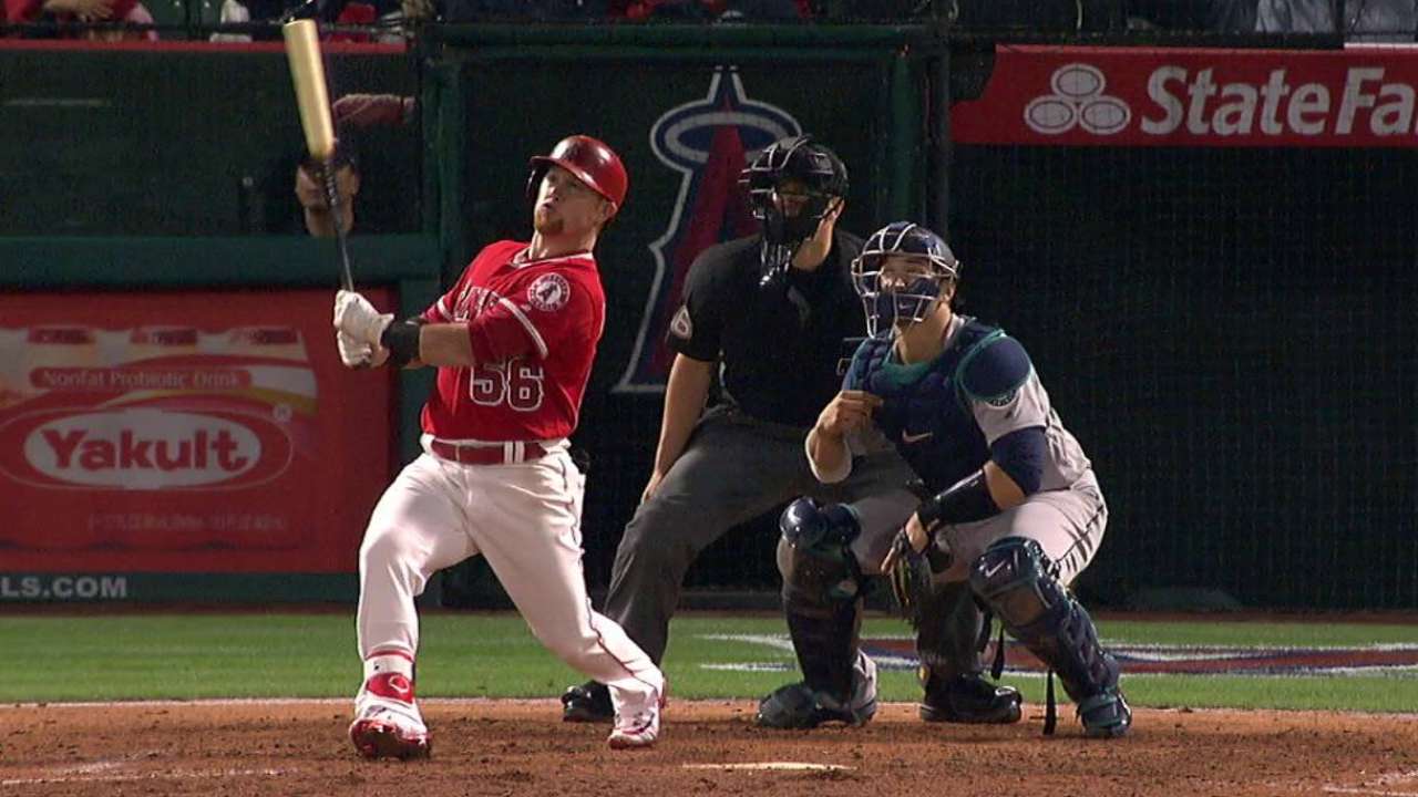 Maybin, Calhoun impulsan victoria de Angelinos sobre Marineros