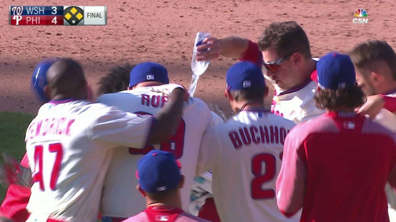 Los Filis dejaron en el terreno a Washington con hit de Hernández