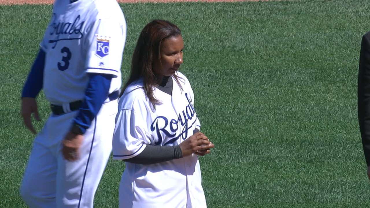 Reales caen ante Atléticos en emotiva tarde en el Kauffman Stadium