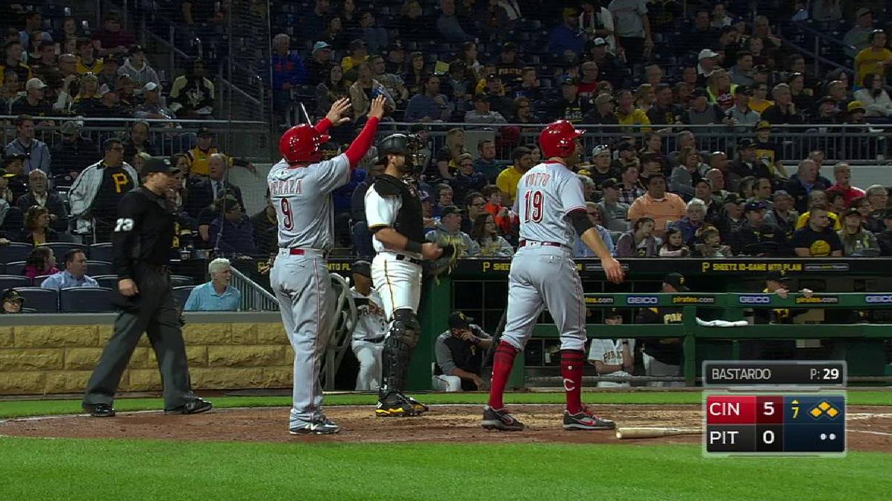 Pitcheo, bates de Rojos dominan para barrer a Piratas