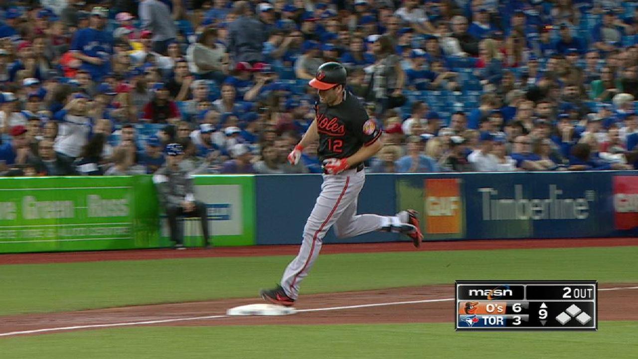 Smith's solo homer pads lead