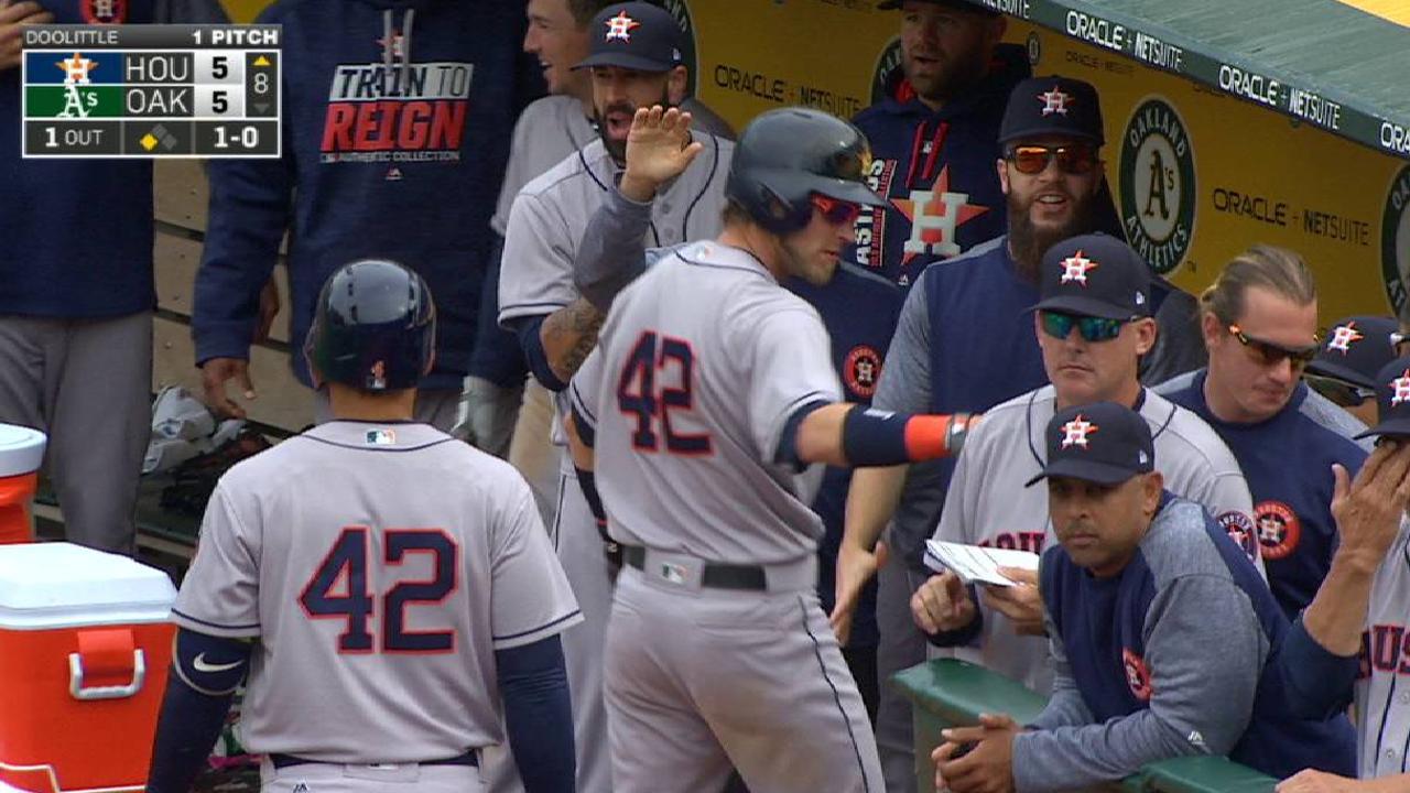 Reddick ties game on wild pitch