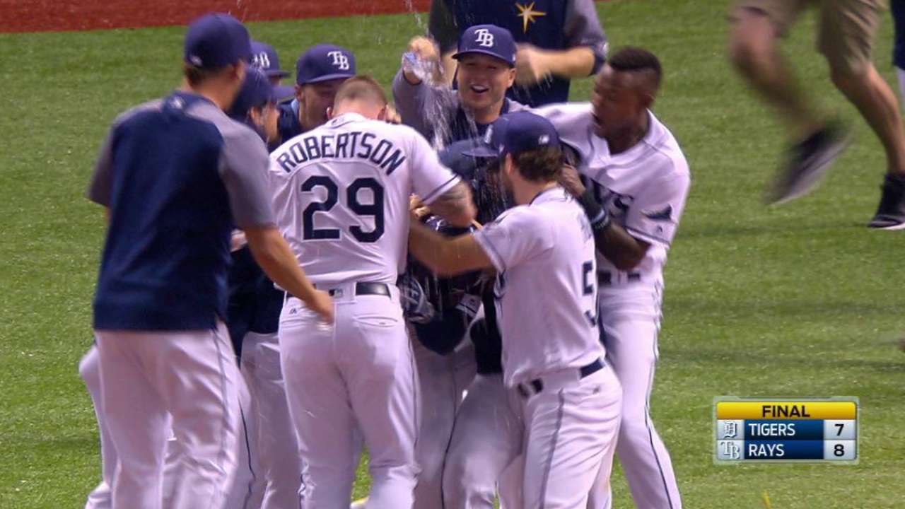 Los Rays dejan tendidos a los Tigres tras error en tiro de José Iglesias