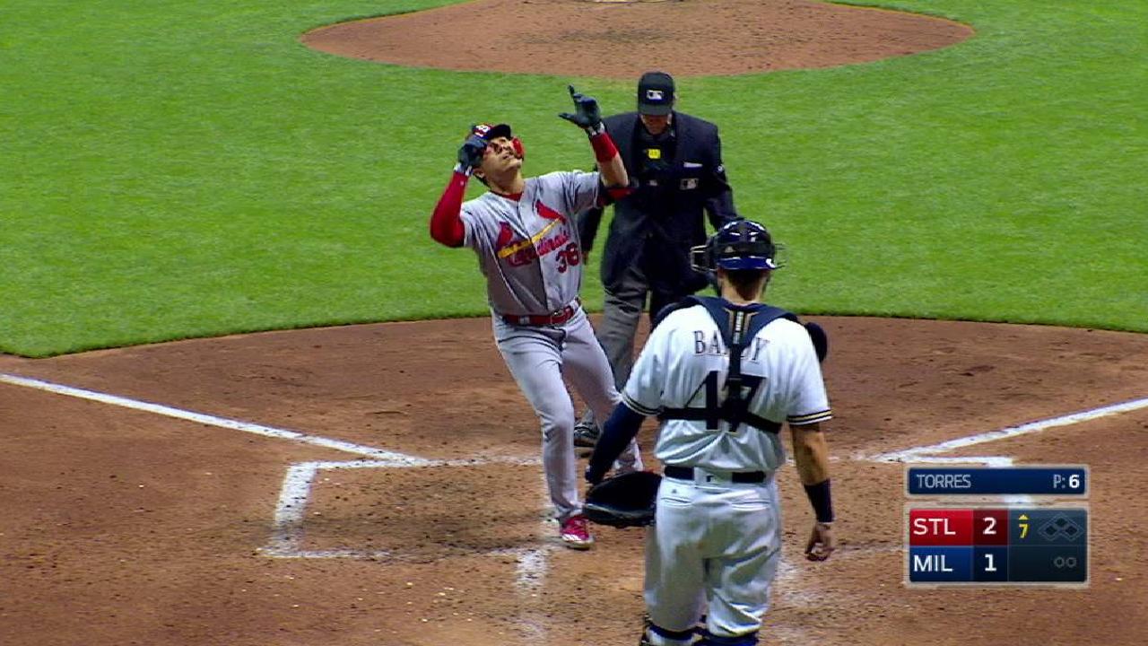 Díaz estalla para liderar victoria de Cardenales sobre Cerveceros