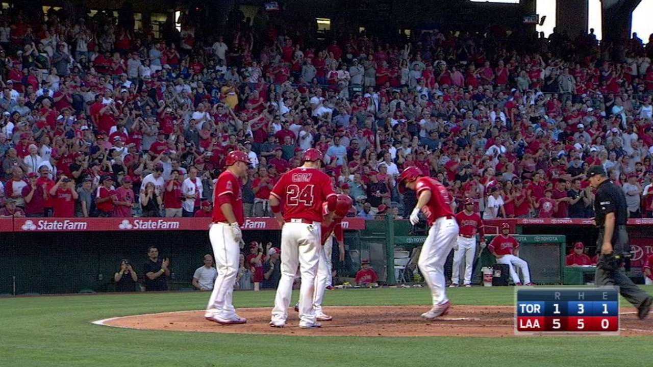 Angelinos se imponen a los Azulejos con grand slam de Simmons