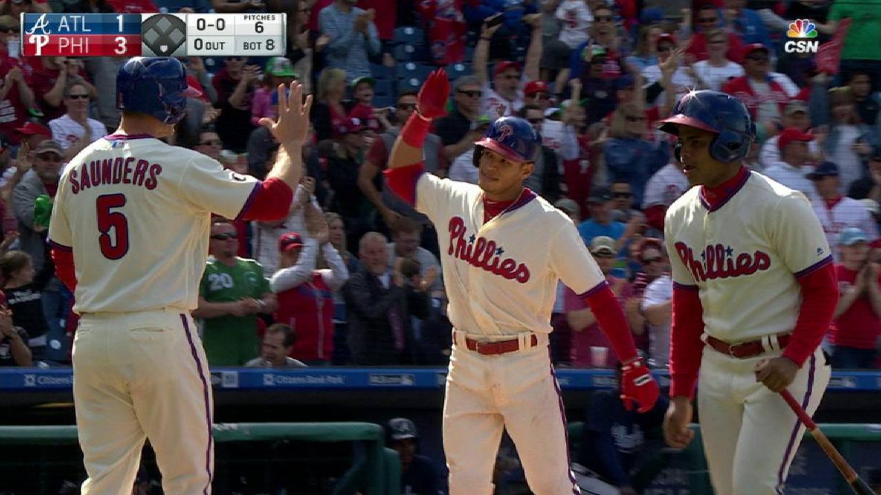Hernandez's two-run homer