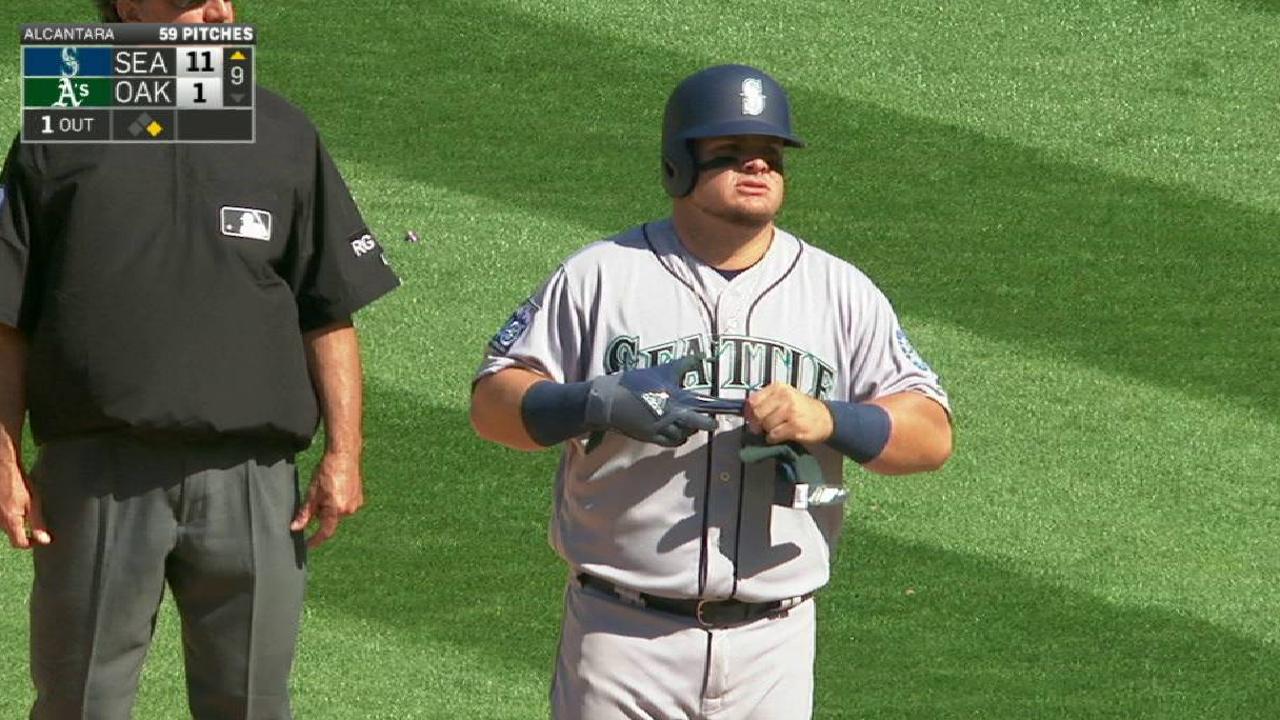 With Valencia ailing, Mariners add Vogelbach