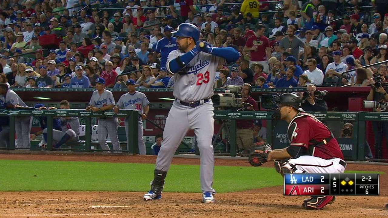 McCarthy ayuda a Dodgers a evitar barrida frente a D-backs