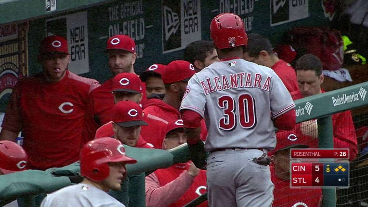 Hit de Joey Votto corona remontada de los Rojos ante los Cardenales