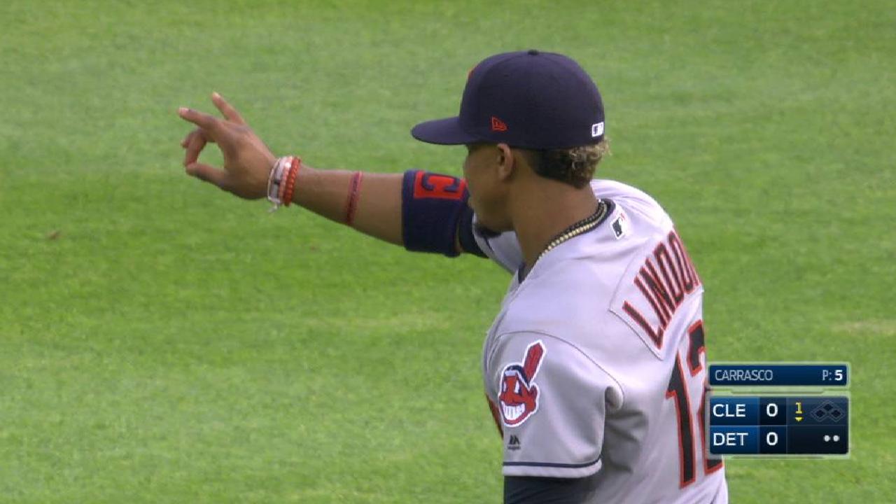 Lindor's leaping grab