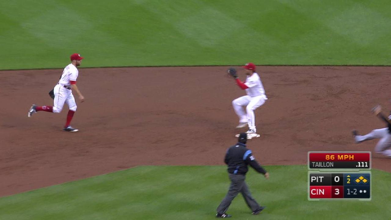 Trio of homers hands Davis 1st win