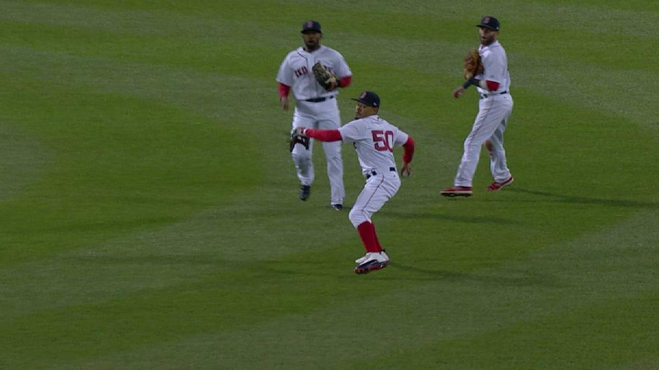 Betts' strong throw nabs Davis