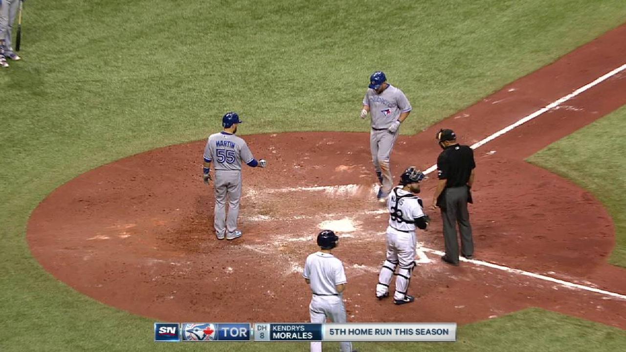 Par de HR de Morales dan victoria a los Azulejos en Tampa Bay