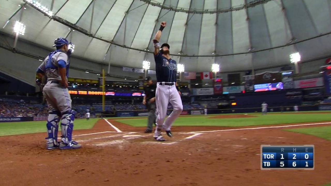 Rays apalean a Estrada en victoria sobre Azulejos