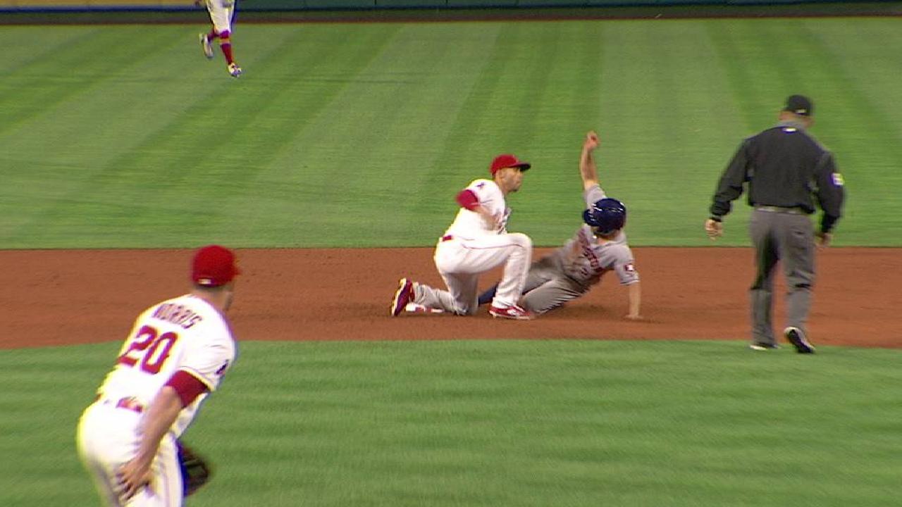 Graterol throws out Altuve