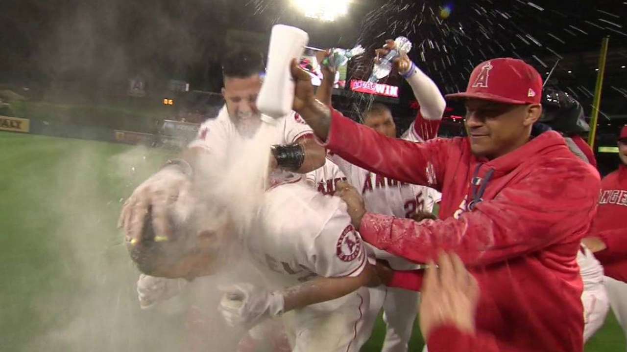 Halos sink Astros on Simmons' walk-off knock