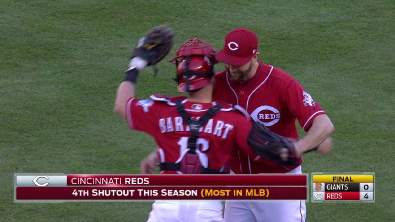 Rojos barren a Gigantes con blanqueo de Scott Feldman