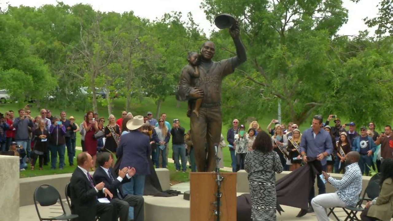 Town reveals statue of Gwynn