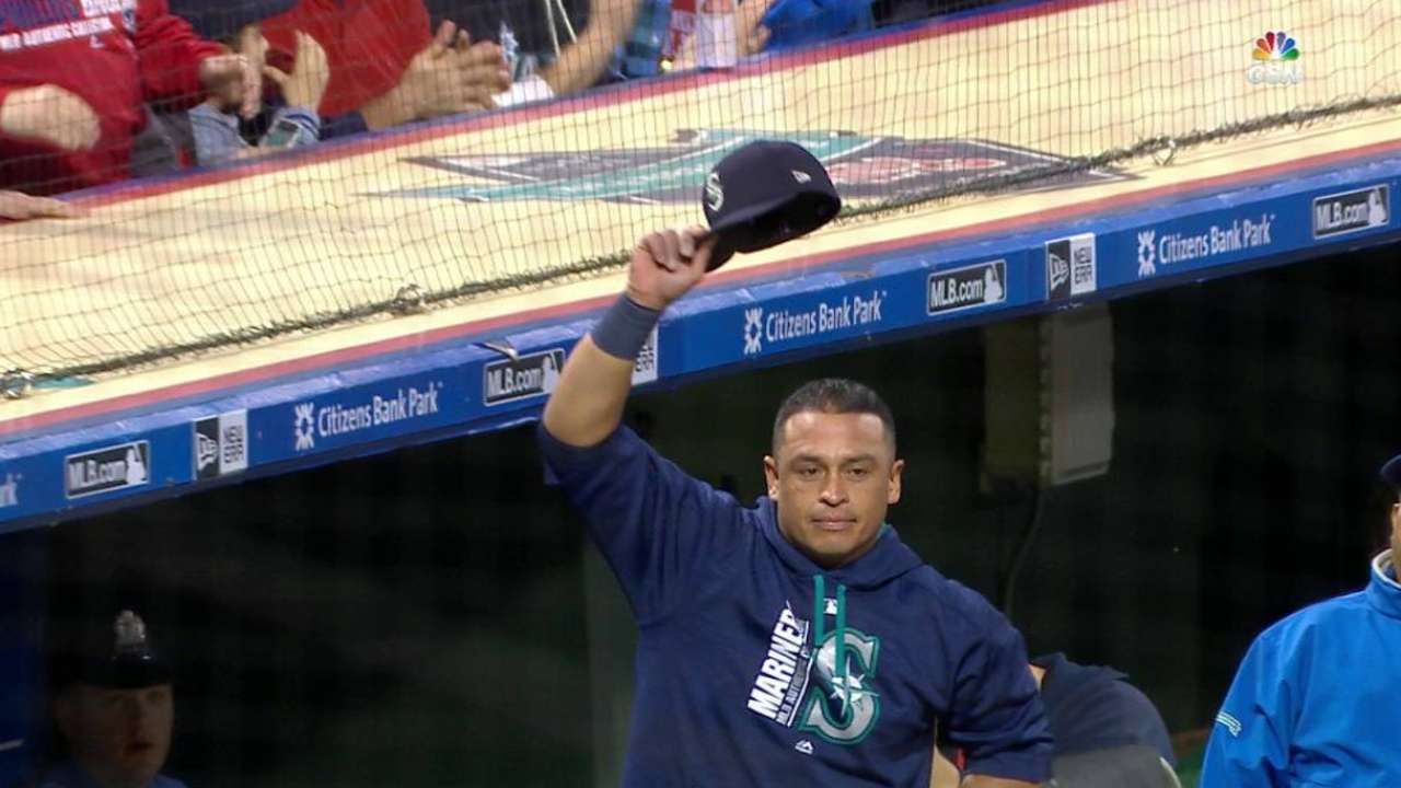 Phillies fans applaud Ruiz