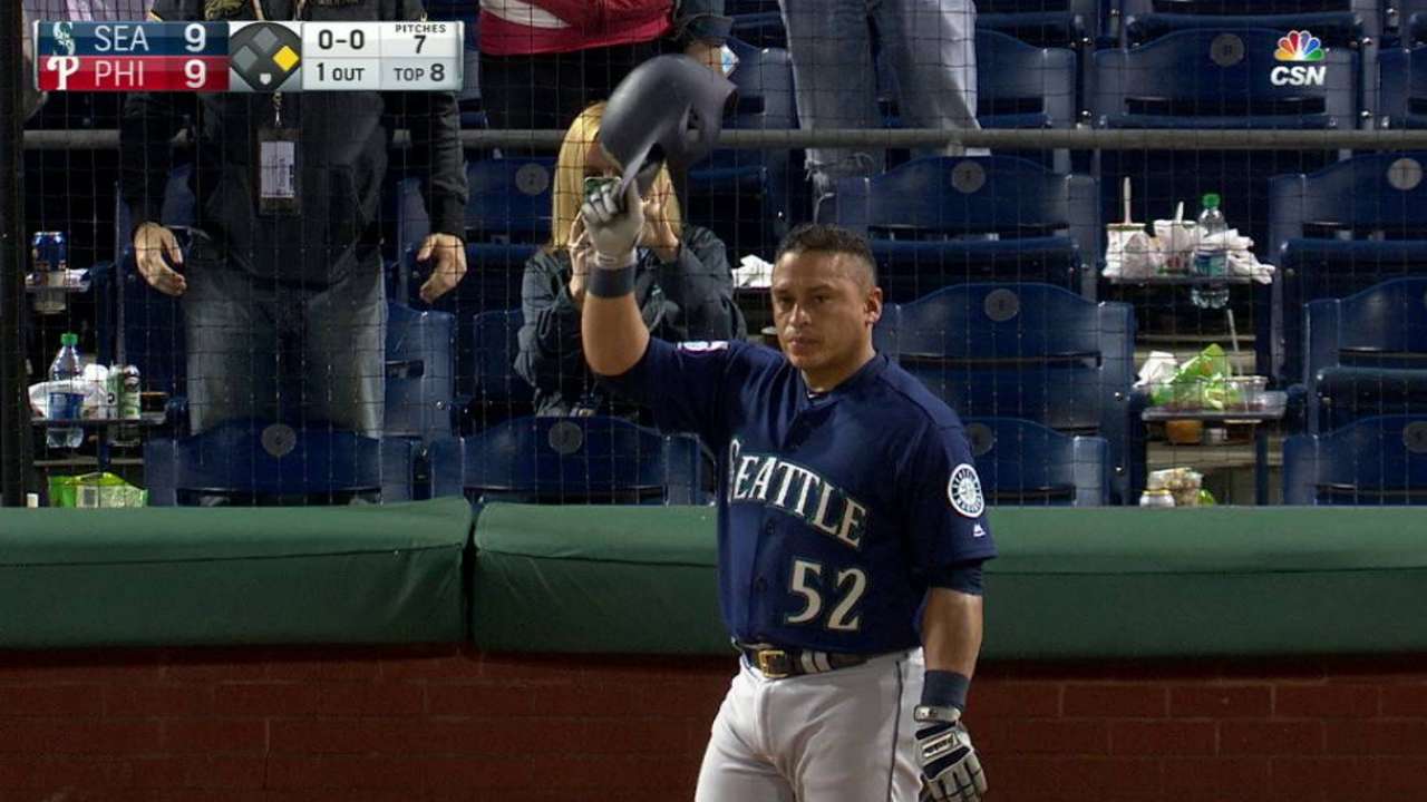 Ruiz pinch-hits, gets ovation