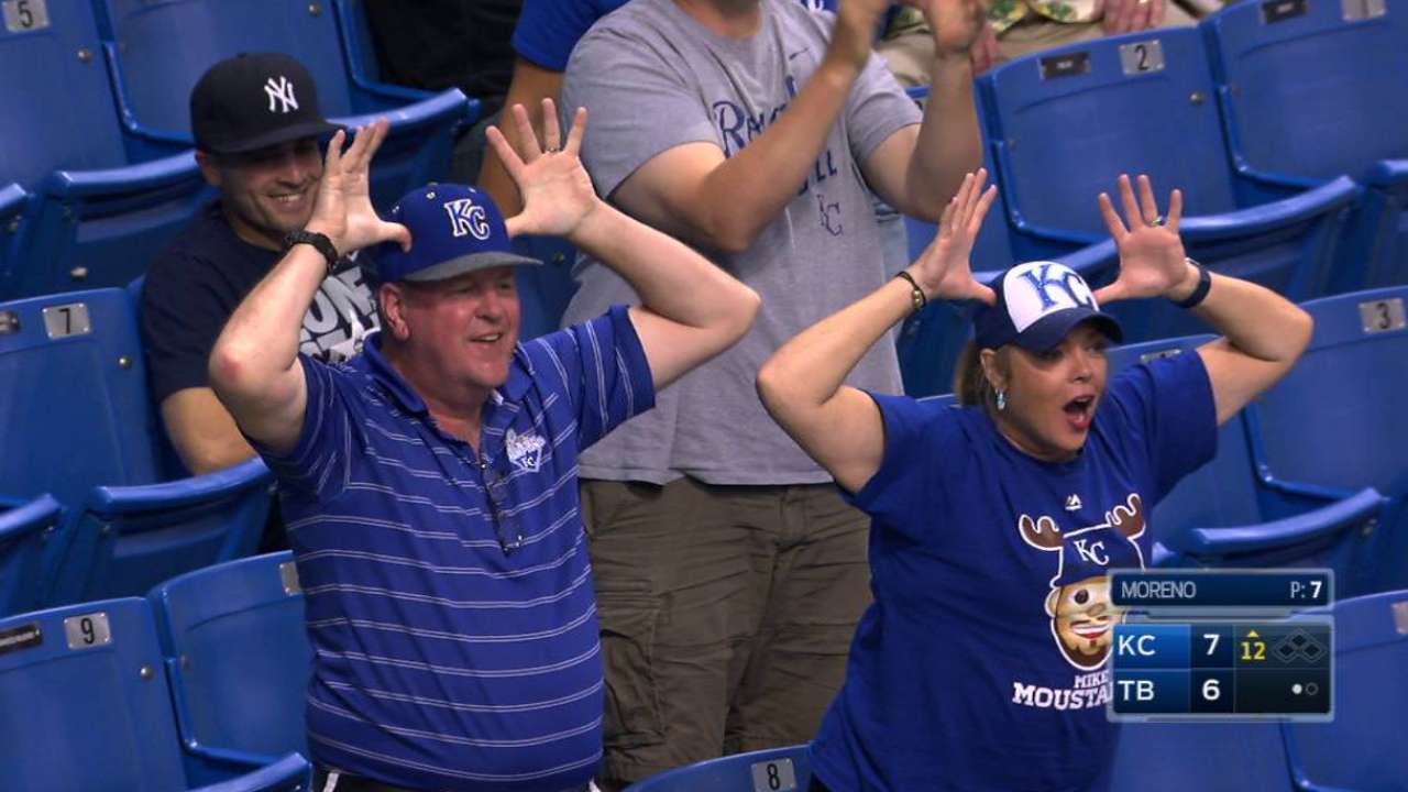 Moustakas batea jonrón en la 12ma, Reales superan a Rays