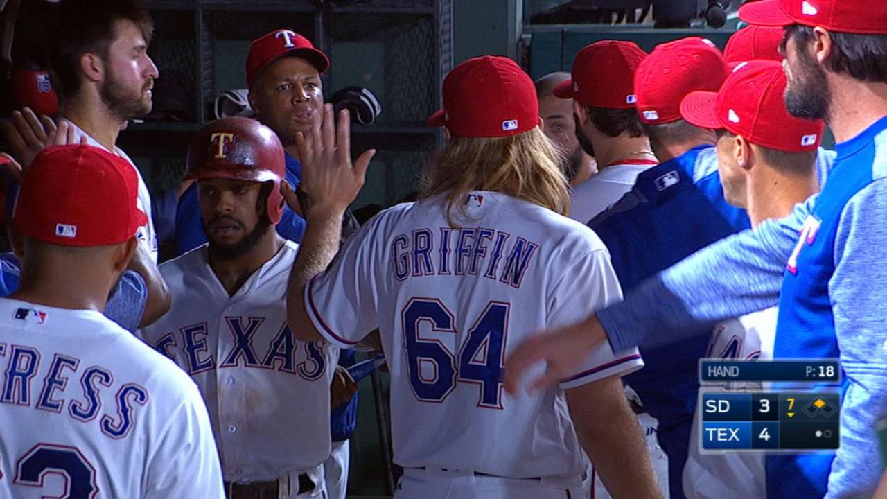 Rangers aprovechan errores de Padres y ganan en casa