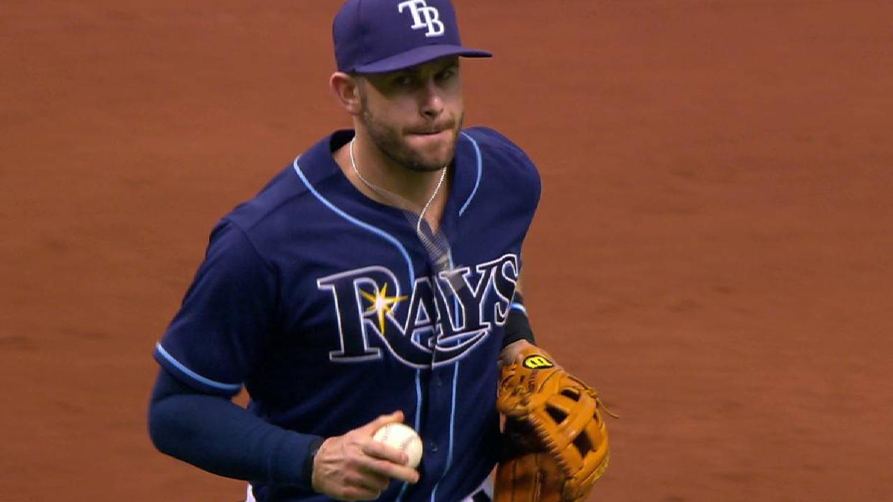 Longoria's quick jumping catch