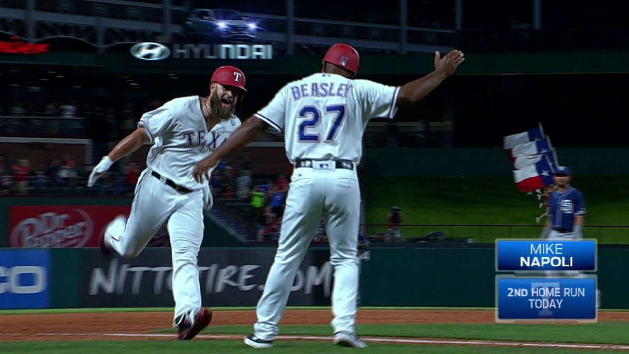 Con HR de Napoli en la 9na Rangers dejaron tendidos a los Padres