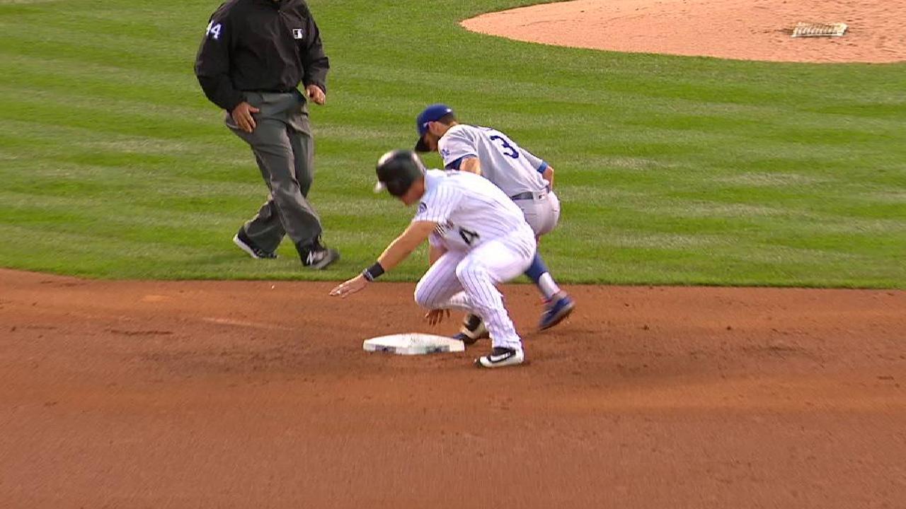 Grandal throws out Valaika