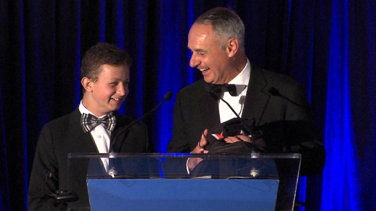 Manfred surprises fan, helps grant ASG wish