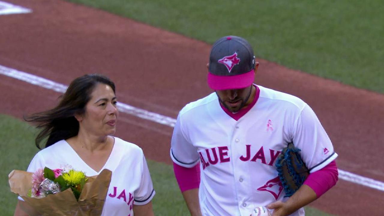 Estrada catches mom's Mother's Day 1st pitch