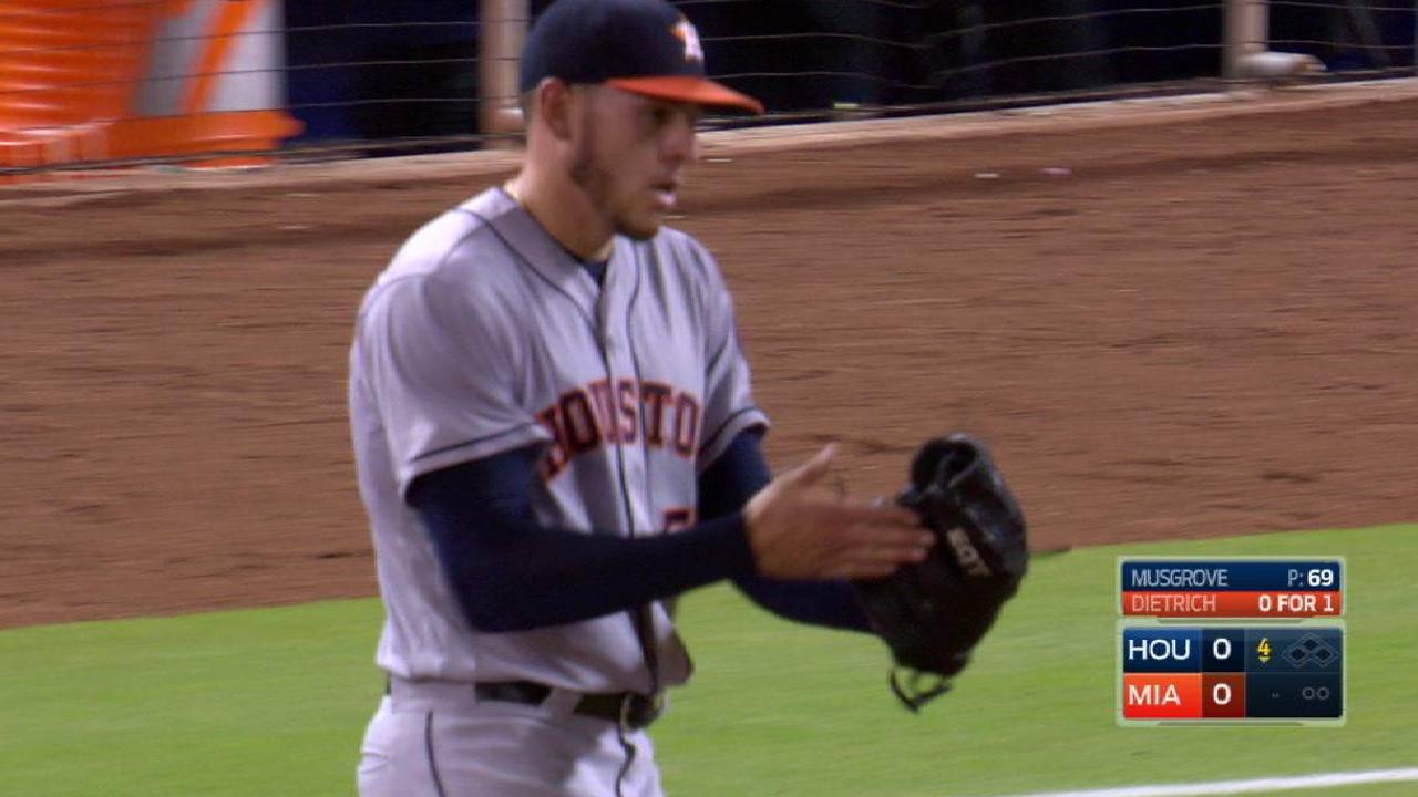 Gurriel's nifty sliding stop