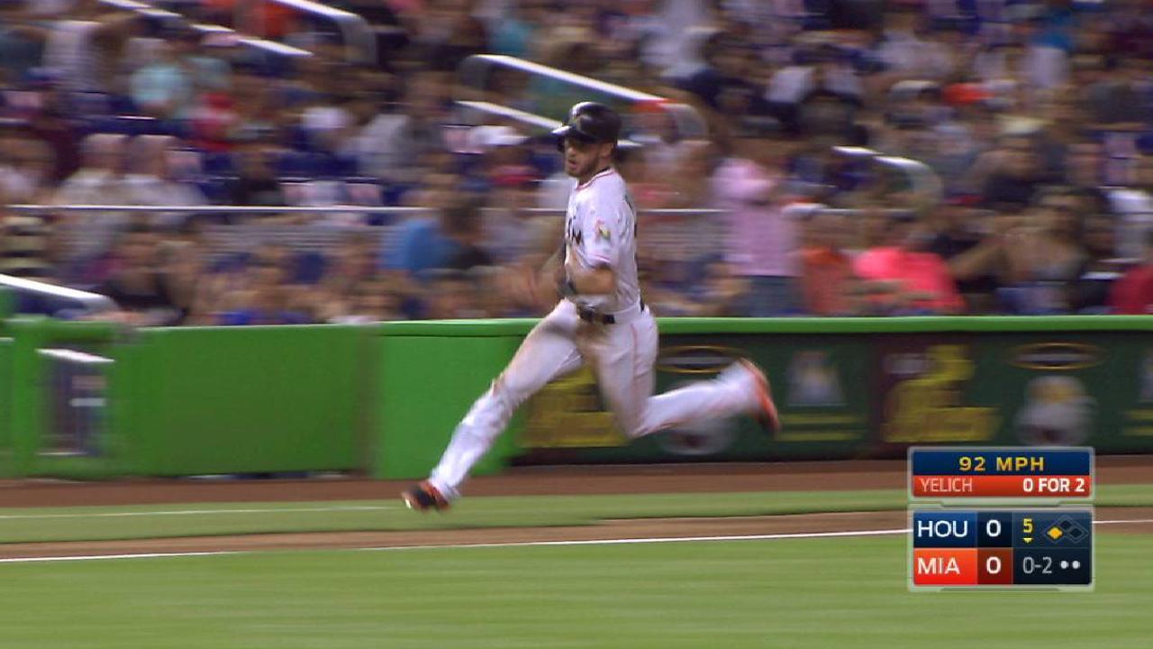 Yelich's RBI single to right
