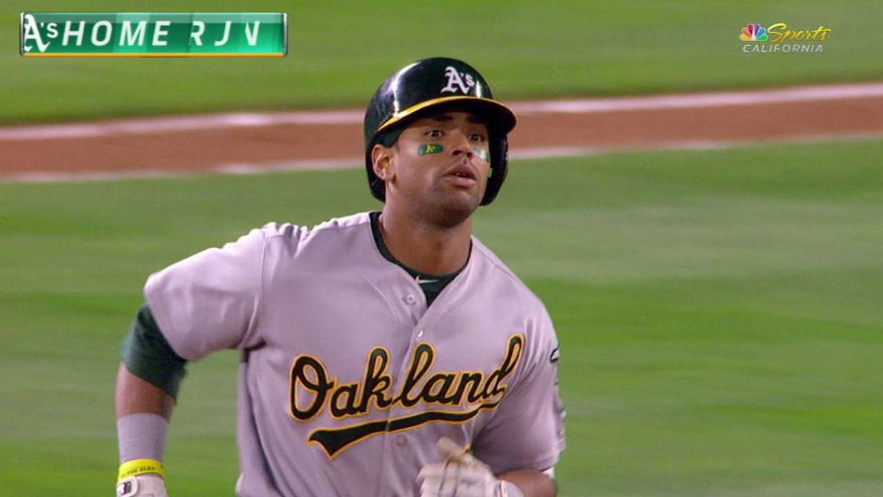 Davis' solo shot to center field