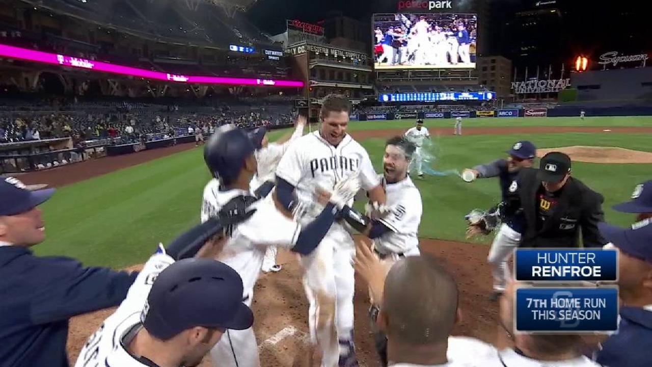 Renfroe, Padres dejaron tendidos a Cerveceros en la 10ma