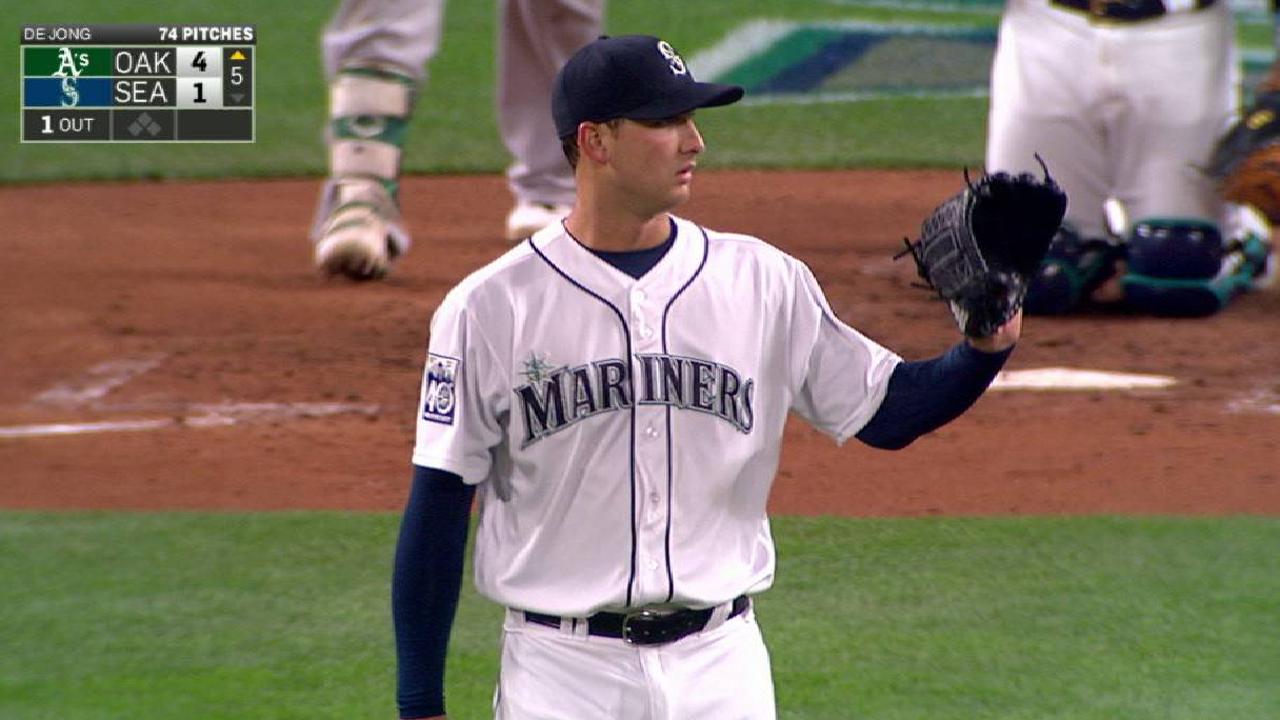 De Jong strikes out Davis