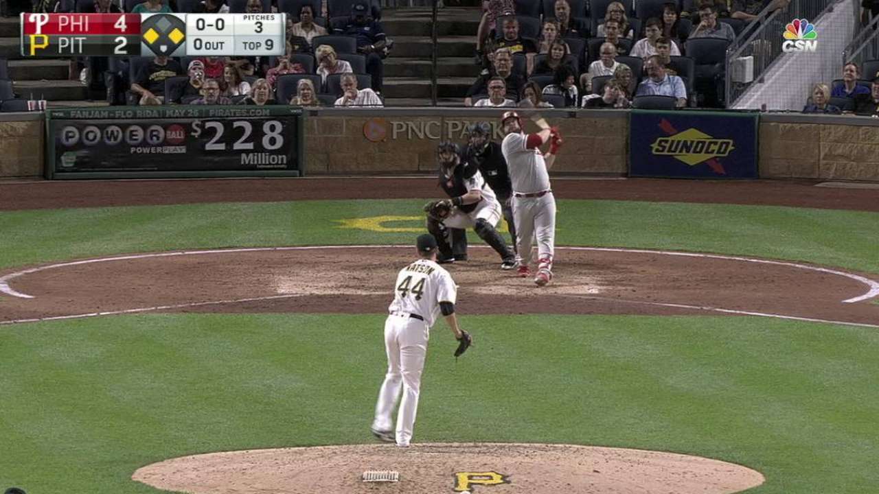 Hellickson conduce triunfo de Filis sobre Piratas pero sale lastimado